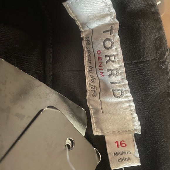 NWT Torrid black jegging rolled cuff crops. - Picture 3 of 12